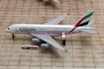 Модель самолёта Airbus A380 Emirates. На шасси.