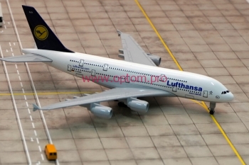 Модель самолёта Airbus A380  Lufthansa. На шасси.